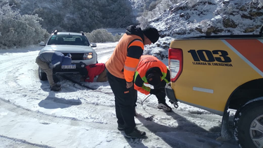 varios vehiculos tuvieron que ser rescatados por las nevadas