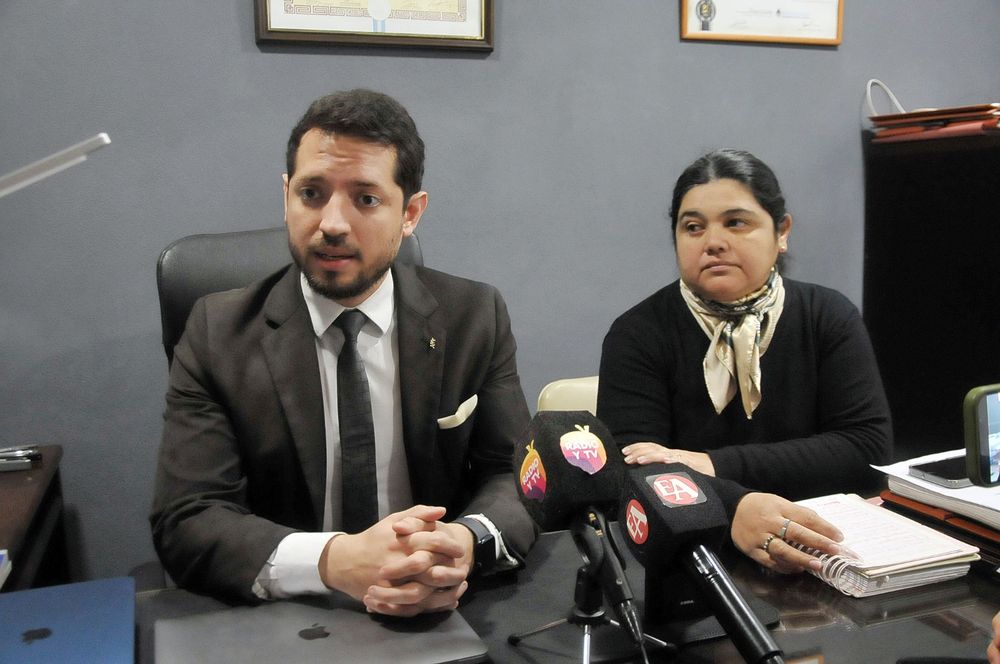 El abogado querellante, Leonardo Carrasco, y la pareja de la víctima, María Eugenia Guerrero, en la previa del segundo juicio por jurados / Foto: Diego Rodríguez.