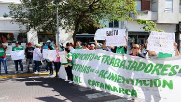 Empleados de la alimentación marcharon a Casa de Gobierno