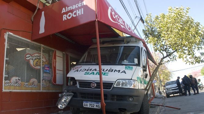 Derrapó en moto, la ambulancia que lo trasladaba chocó y el accidentado murió