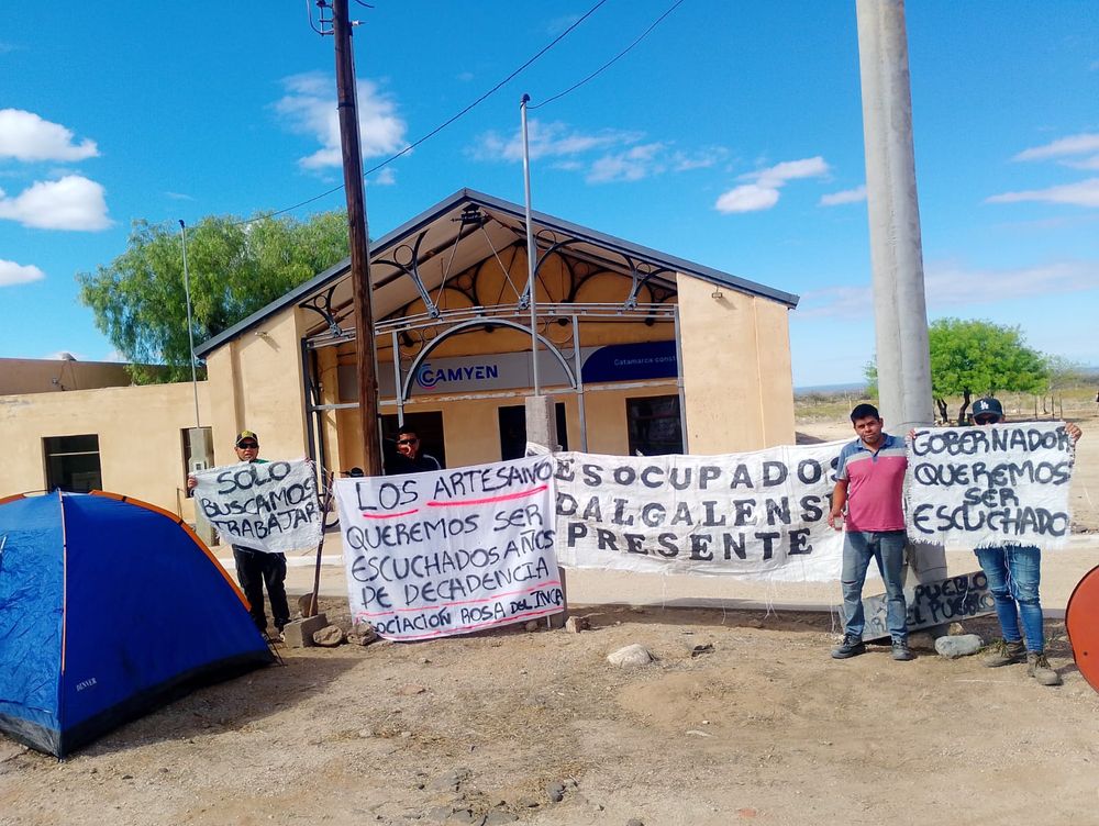 Artesanos de rodocrosita continúan con la protesta frente a las oficinas de CAMYEN