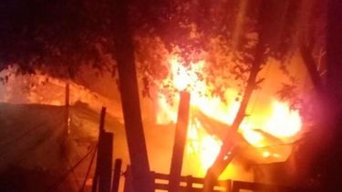 vecinos incendiaron a tres sujetos a los que acusan de motochorros