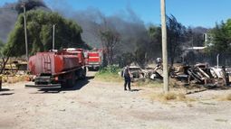 Daño total tras voraz incendio en una fábrica