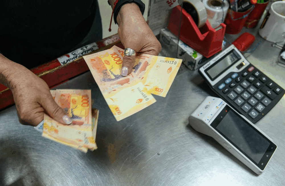 Una encuesta determinó que el 50% de los argentinos tiene miedo de perder el trabajo y el 62% no llega a fin de mes