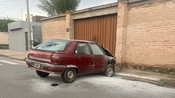 Un hombre perdió el control de su auto y chocó contra un cordón en avenida Recalde