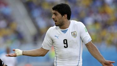 durisima sancion de la fifa para luis suarez por la mordida