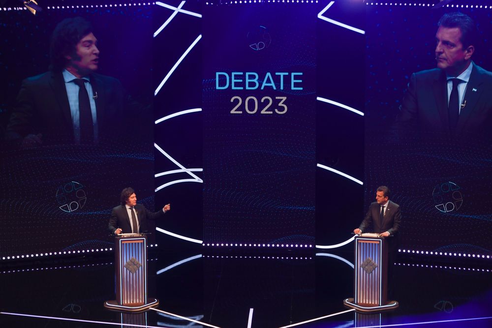 Chicanas. en el último debate presidencial, sergio massa y javier milei protagonizaron varios cruces.