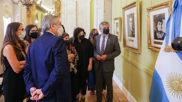 El presidente Alberto Fernández junto a funcionarios en el Salón de la Ciencia Argentina (Casa Rosada)