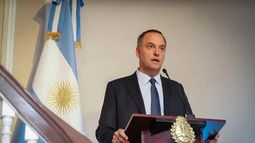 Adorni dijo que su esposa no lo volverá a acompañar