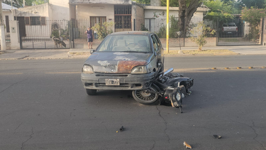 un motociclista resulto herido tras un choque en av. acosta villafane