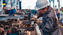 La actividad de la industria cayó casi 15% en abril