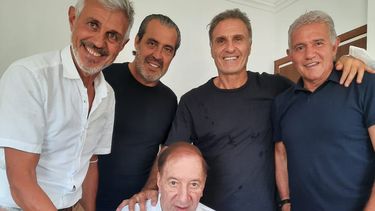 una distincion de la conmebol reunio a carlos bilardo con varios campeones del mundo en mexico 86