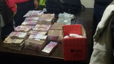Gendarmería incautó más de un millón de pesos y 30.000 dólares y 192 cheques