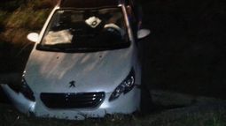 Accidente en la circunvalación: un auto terminó en la banquina
