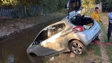 una joven termino con su auto en un canal