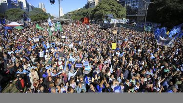 masiva concentracion en el obelisco en rechazo del acuerdo con el fmi