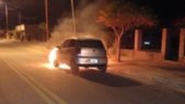 Importantes daños en un auto tras incendiarse en la ruta nacional 40