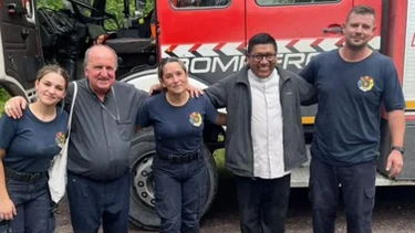 el arzobispo catamarqueno, monsenor cargnello ayudo en el rescate de una camioneta varada