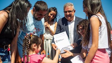 el gobierno entrego 237 hogares y firmo convenios para construir mas en todo el interior