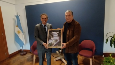 Niederle le entrego al ministro Grabriel Katopodis un cuadro con la imagen de la Nueva Gruta de la Virgen del Valle.