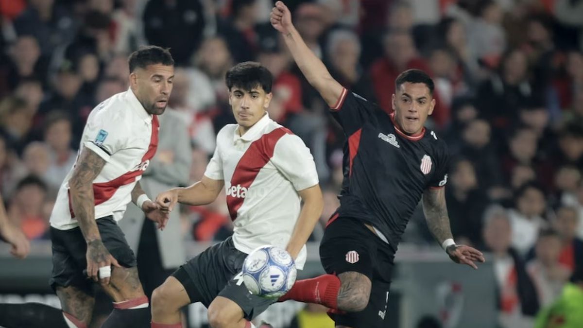 Un muy flojo River cayó 1-0 con Barracas de local