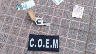 Arrestaron a dos sospechosos que tenían un arma de fuego y 200 pesos