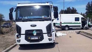 Motociclista murió al incrustarse contra un camión municipal