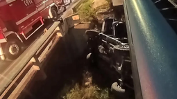 Una madre y su hija murieron tras impactar con un puente