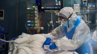 se confirmo la primera muerte en el mundo de una paciente reinfectada