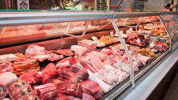 La carne se transformó en un bien de lujo y el pollo superó la venta en el consumo de la gente
