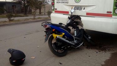 Una pareja de motociclistas se incrustó en un colectivo