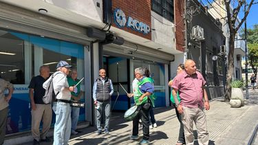 jubilados se manifestaron en la agap por diferencias en las liquidaciones