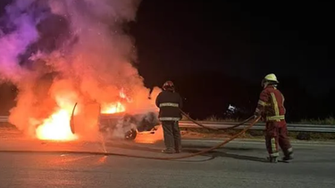 voraz incendio destruyo un automovil en valle viejo