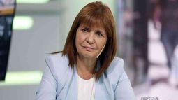 Quiere romper la grieta y bajo de la mesa pega patadas