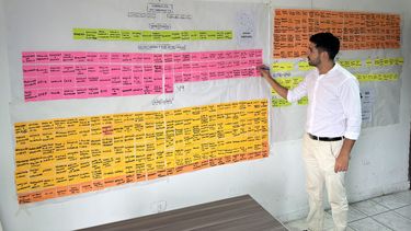 El diputado Tiago Puente, con el organigrama del Estado Provincial.