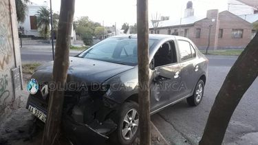 Chocó contra un poste del alumbrado público