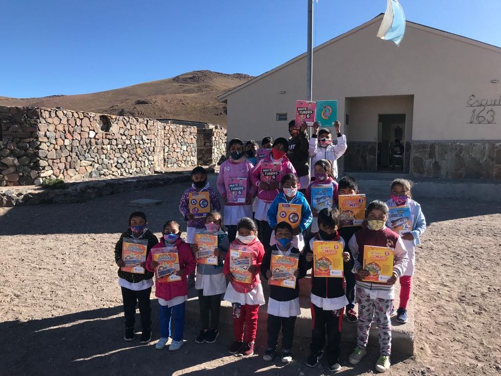 Miles de estudiantes continúan recibiendo sus libros en las escuelas primarias