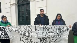 Denunciante. Batallán en la manifestación afuera de la Corte.