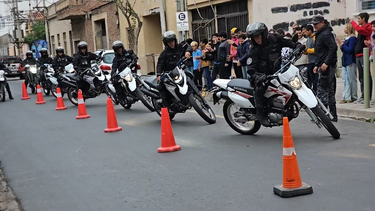 personal policial brindo una demostracion de destrezas sobre motocicletas