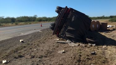 Camionero de Brasil volcó en La Paz cuando transportaba papel