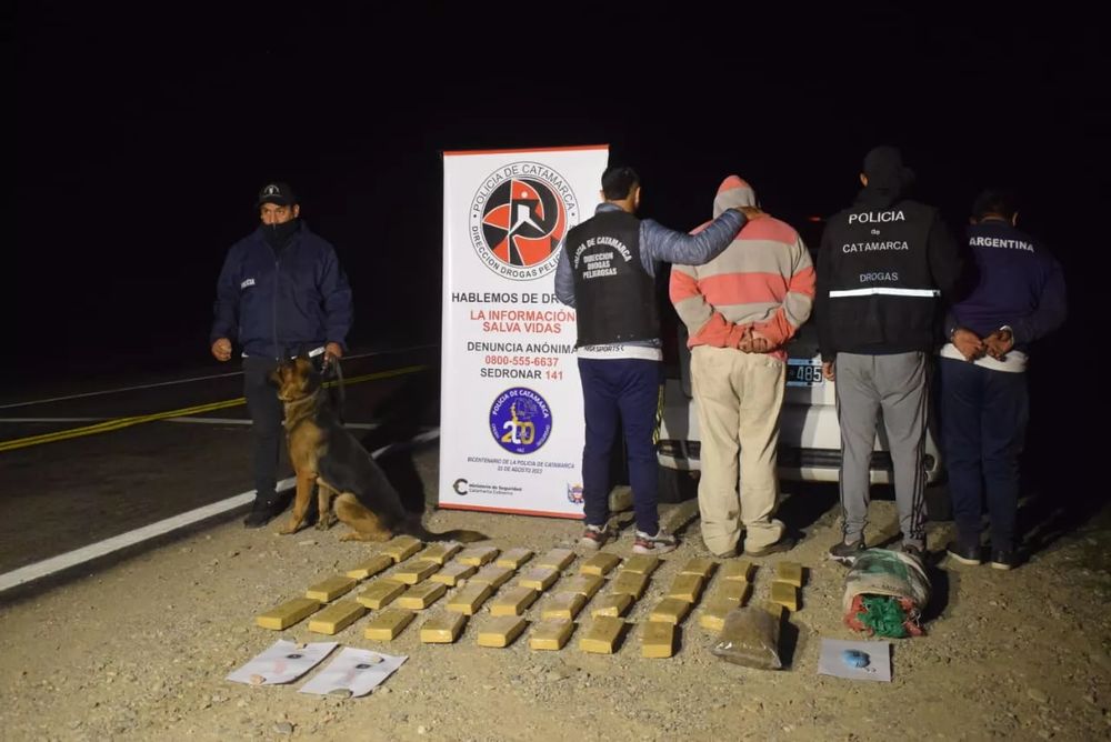 In fraganti. Alanís y Silva, detenidos en la cébila con 31 kilos de droga.