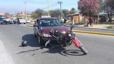 Una moto y un auto chocaron en la Acosta Villafañe