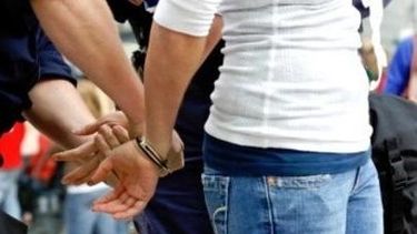 Arrestada por tirar piedras a los autos