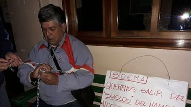 Andalgalá: empleado se encadenó en la puerta del municipio