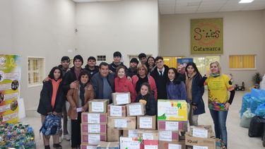 Compromiso. La comunidad educativa hizo entrega de las tapitas.