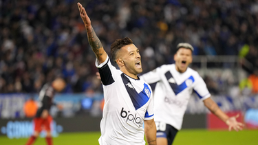 velez saco ventaja y complico a river