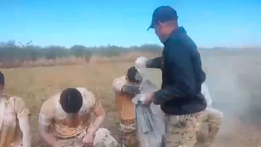 el ejercito continua con sus practicas aberrantes: rociaron con cal viva a jovenes paracaidistas