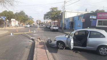 perdio el control y choco contra una columna de iluminacion