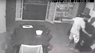 Intentaba llevarse un televisor cuando fue sorprendido por una menor