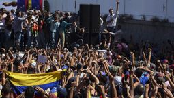 Venezuela: detuvieron por una hora al líder opositor Guaidó
